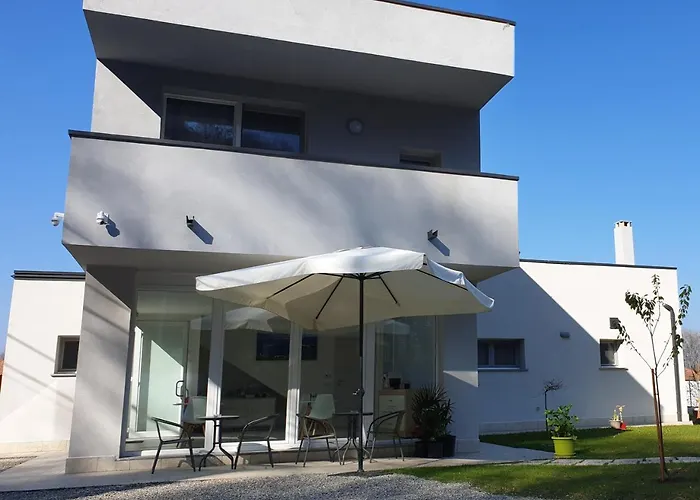 Crystal Bed & Breakfast 3*